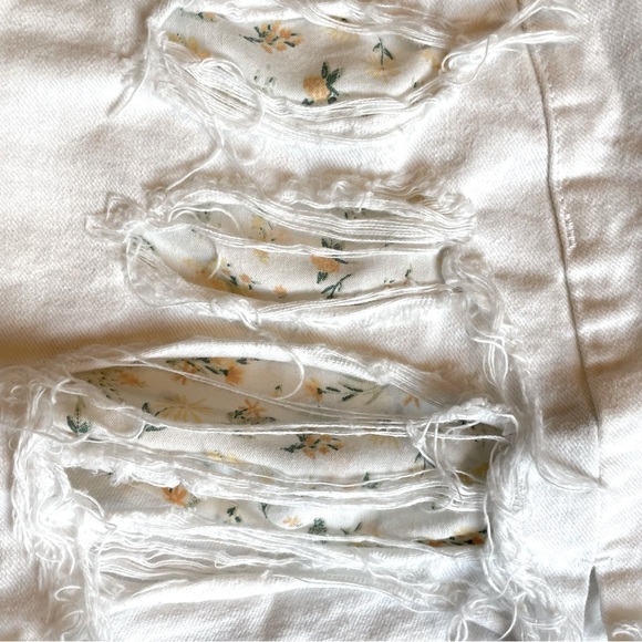 American Eagle White Distressed Short Shorts, Size 4 - Picture 3 of 11